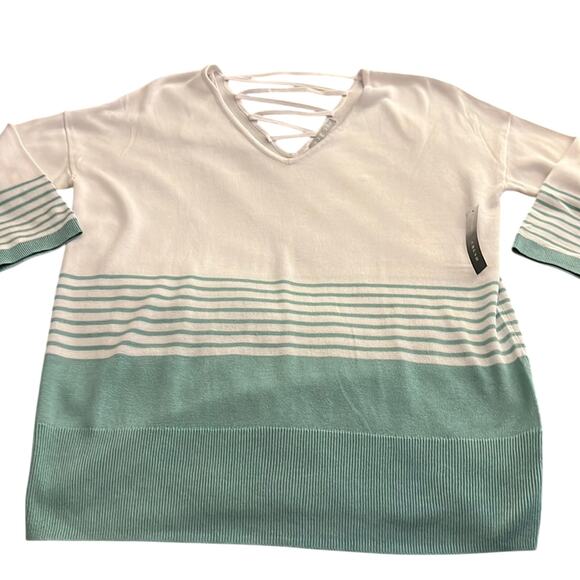 Heart N Crush White & Green Lightweight Sweater Womans Size Medium NWT - Picture 3 of 9